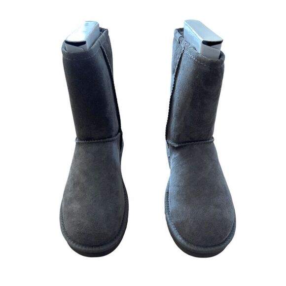 NWT UGG Australia Womens Gray Classic Genuine Shearling Lined Short Boot Size 7 - Picture 1 of 11
